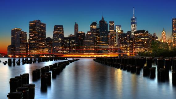 Downtown Manhattan bei Nacht vom gegenüberliegenden Ufer in Brooklyn fotografiert