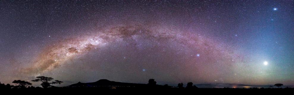 Milchstraße und Jupiter über dem Kilimanjaro