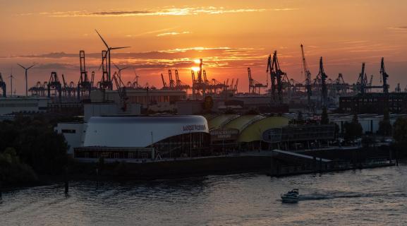 Sonnenuntergang im Hafen Hamburg