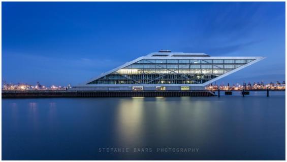 Dockland Hamburg in blauer Stunde