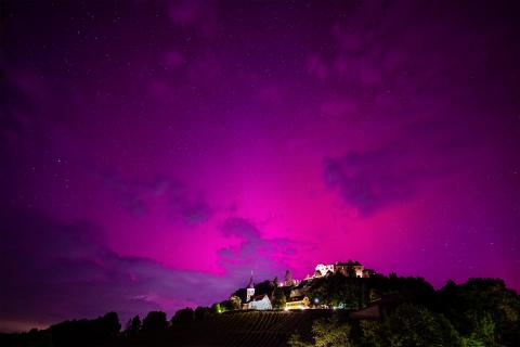 Nordlichter über der Burg