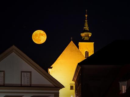 Vollmond über der Kirche