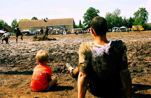 Vater und Sohn beim Matschfußball 2012