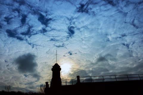 Winterwolken über Wehranlage