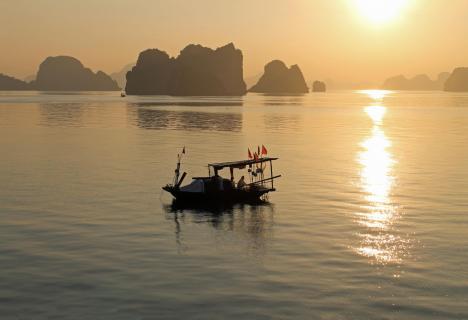 Fischerboot beim Sonnenaufgang 