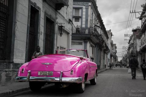 pinker Oldtimer in Havanna