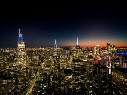 Nachts über New Yorks Dächern