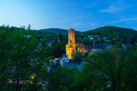 Burg und Taunus in der Dämmerung