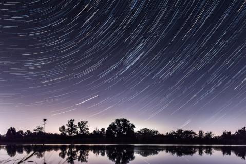 Startrails über dem See