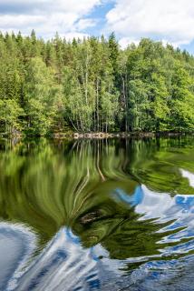 Seenlandschaft in Südschweden mit fantasievoller Spiegelung