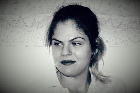Mädchen mit vorhang