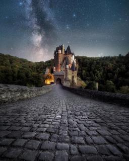 Burg Eltz mit der Milchstraße