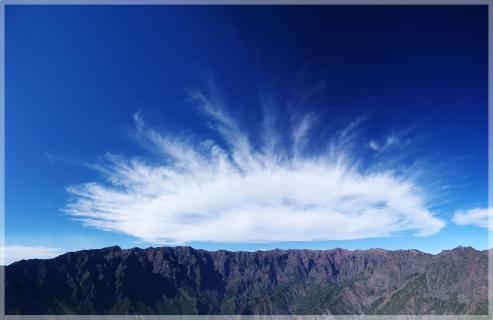 Wolke über der Caldera auf La Palma