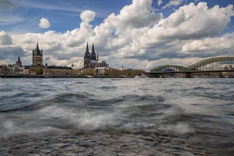 Köln in der Brandung