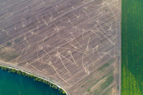 16_lake and fields_Jan_Sranko