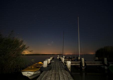 Bootssteg unterm Sternenhimmel