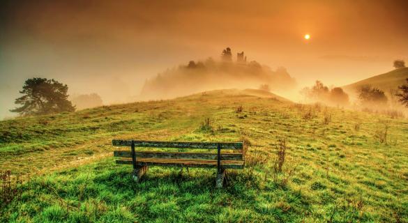 Sonnenaufgang bei Nebel an der Ruine Bechthal 