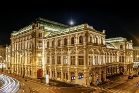 Wiener Oper bei Vollmond