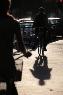 Fahrradfahrer im Gegenlicht