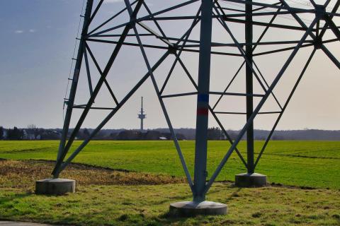 Strommast mit Funkturm im Hintergrund.IMG 9577LU