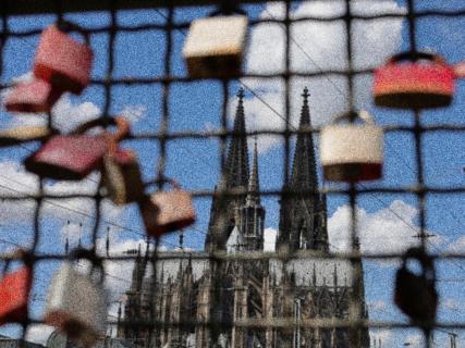 Kölner Dom hinter Vorhängeschlosserer