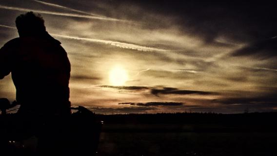 Fahrradfahrer am Abend