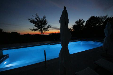 Schwimmbecken bei Nacht