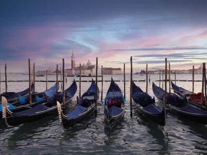 Gondel in Venedig zur blauen Stunde 