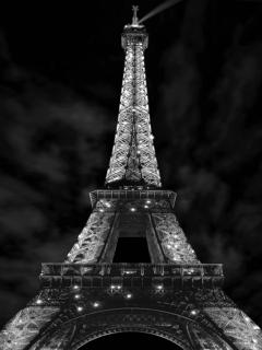 Der Eiffelturm in der Nacht als Schwarz-Weiß-Foto.