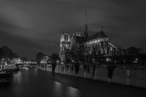 Kathedrale Notre-Dame de Paris und die Seine bei Nacht.