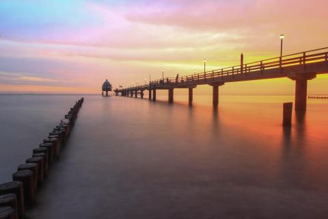 Seebrücke bei Sonnenaufgang