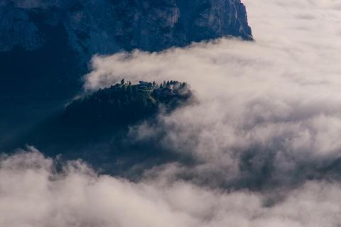 Dolomiten - der Morgennebel zieht sich zurück