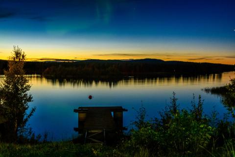 Finnland - Sonnenuntergang mit Polarlicht am Inari-See