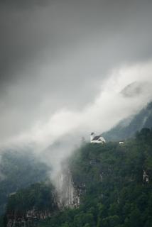 Kapelle im aufziehenden Nebel