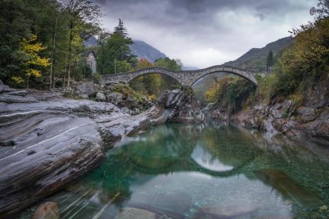 Alte Doppelbogenbrücke in der Südschweiz