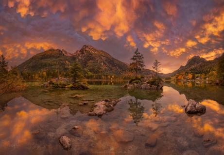 Leuchtende Mammatuswolken über dem Hintersee