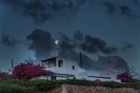 Vollmond über dem Haus