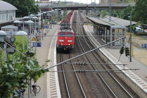 Güterzug im Bahnhof