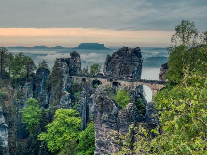 Bastei Brücke im Morgennebel