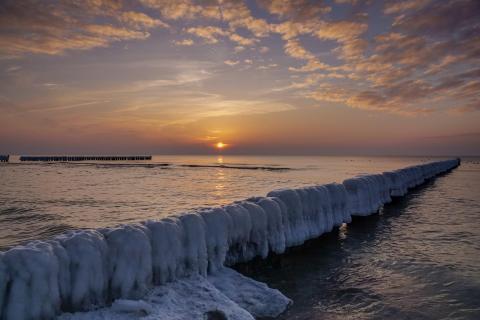 frostige Ostsee mit schönen Sonnenuntergang