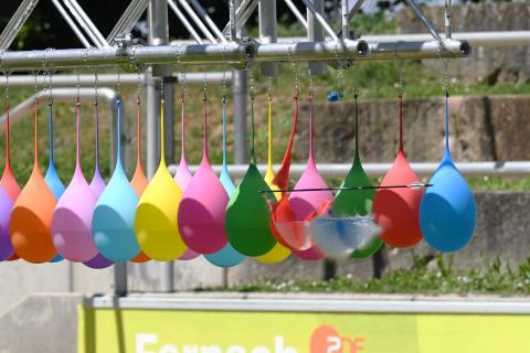 Bogenschießen mit Wasserballons 