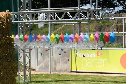 Bogenschießen mit Wasserballons 2