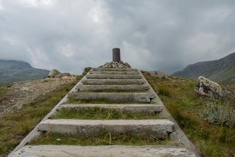 steps to the view