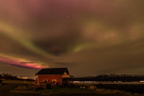 Farbige Polarlichter mit Hütte