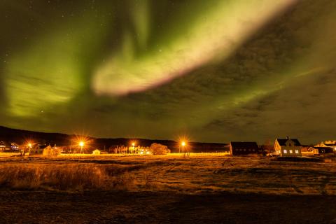 Norwegisches Dorf unter Polarlicht