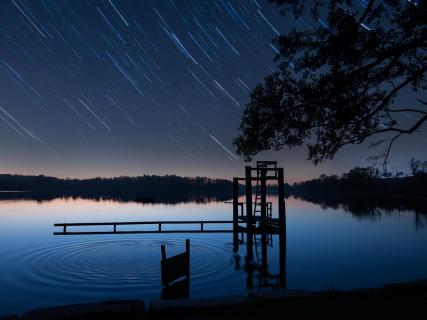 Startrails über einem See