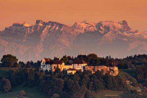 Schloss Lenzburg mit Alpenpanorama