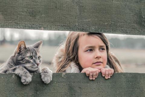 Mädchen mit ihrer Katze