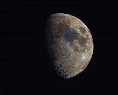 Mond in Mineralfarben