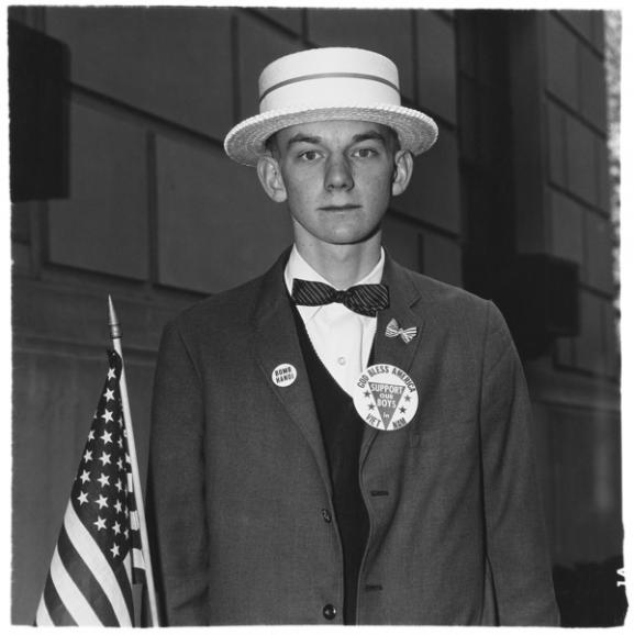 Junge mit Strohhut, der darauf wartet, in einer Pro-Kriegsparade mitzumarschieren, N.Y.C., 1967